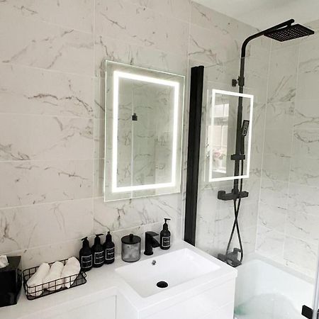Beautiful Apartment In Beckton With Private Entrance And Garden Лондон Экстерьер фото
