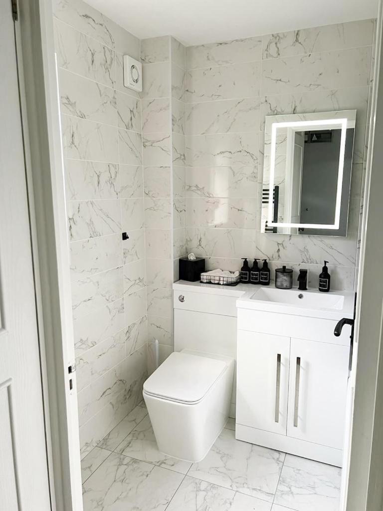 Beautiful Apartment In Beckton With Private Entrance And Garden Лондон Экстерьер фото
