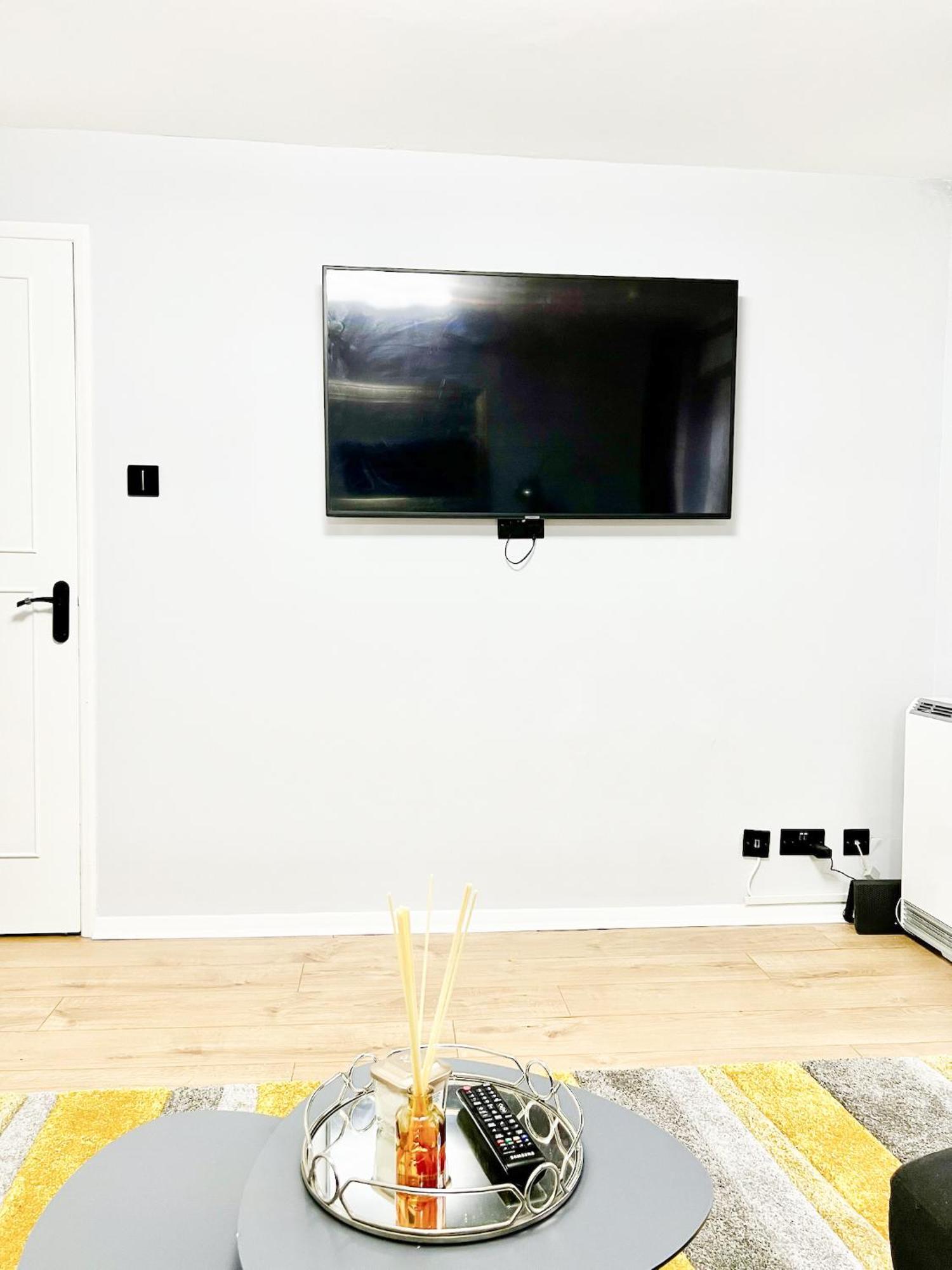 Beautiful Apartment In Beckton With Private Entrance And Garden Лондон Экстерьер фото